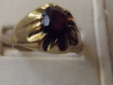9 ct gold ring with garnet