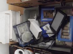 Box to include 5 Wedgwood cabinet plates, 2 satnav