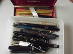Collection of good quality vintage pens, some 14 c