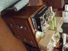 Oak dressing table of small proportion