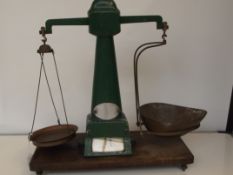 Vintage scales for weighing ammunition (war finish