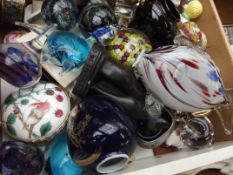 Assorted items to include art glass and a Selkirk