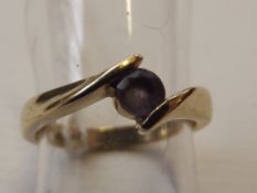 9 ct gold lady's ring with central amethyst (?) st