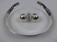 A Lady's Rudolph Heltzel Hammered Silver Collar and Earrings, in the original box.