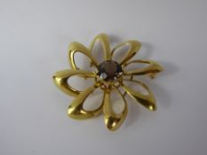 An 18 ct Yellow Gold Hallmarked and Smoky Quartz Flower Brooch, quartz approx 8 x 8 mm WK, approx 6.