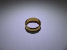 A Gentleman's 18 ct Yellow Gold Wedding Band, size L, approx 6 gms.