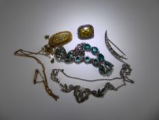 A Collection of Vintage Jewellery Items, including a green stone bracelet, approx 18 cms, yellow and