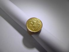 A 9ct Yellow Gold Sovereign Ring, the ring set with Edward VII half sovereign dd 1907, total