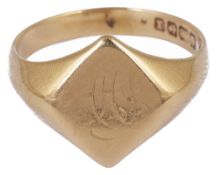 A gentleman's 18ct gold engraved signet ring