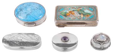 A collection of five Contemporary silver snuff boxes, 20th centurytwo small oval examples one with