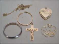 A small selection of jewellery to include a 9ct gold hallmarked heart shaped locket with a 9ct