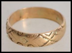 An 18ct gold hallmarked gents band ring being chase decorated. Hallmarked for Birmingham. Total