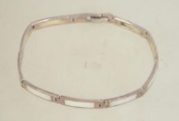 A silver 925 mother of pearl bar linked