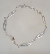 A contemporary silver 925 bracelet chain