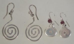 Two pairs of silver 925 earrings one bei