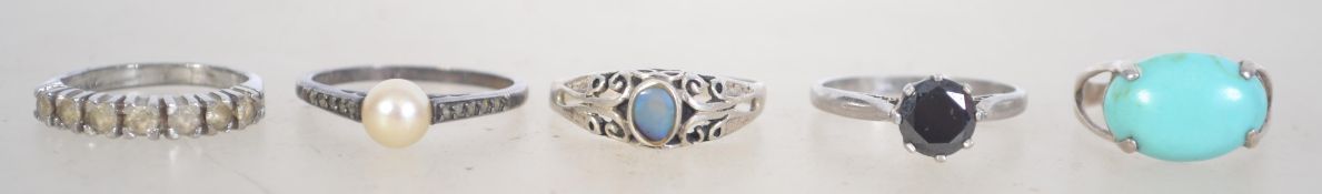 A group of 5 silver 925 dress rings to i