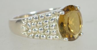 A silver 925 ladies dress ring having central faceted citrine stone and bevelled shoulders. Weighs