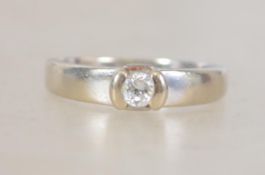 An 18ct white gold ladies single stone diamond rin