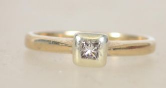 A 9ct gold and diamond ring being set with square mount. Total weight 1.6g / Size I.5