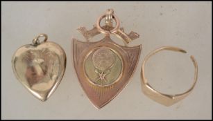A good group of 9ct gold jewellery items to include a hallmarked 9ct gold 1940s Darts competition