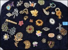 A good collection of vintage costume / dress jewellery brooches and necklaces to include many