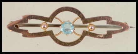 A 9ct gold ladies bar brooch having a central pale blue stone and pin to back. Weighs 1.1 grams