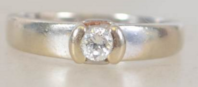 An 18ct white gold ladies single stone diamond rin