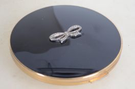 A vintage 1950s Stratton ladies powder compact bei