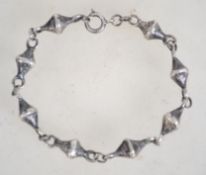 A vintage Modernist sterling silver bracelet havin