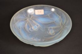 A vintage G Vallon French Art Deco opalescent glas