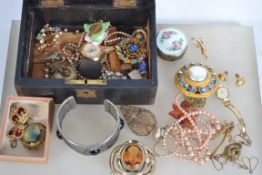A collection of costume and yellow metal jewellery