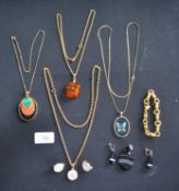 A collection of costume jewellery necklaces to inc