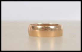 A hallmarked 18ct gold wedding band ring. Weighs 6