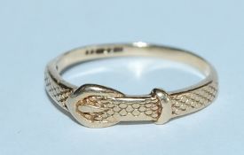 A hallmarked 9ct gold buckle band ring. Hallmarked