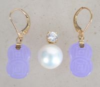 A pair of 14ct gold and amethyst glass Chinese ear