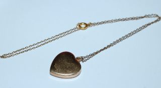 A vintage 9ct gold lined heart locket on chain. Ma
