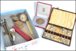 A dealers lot to include a cut throat razor by Ale