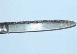 A Georgian hallmarked silver and mother of pearl penknife / fruit knife having a etched blade and