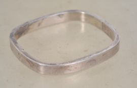 A sterling silver 925 bangle bracelet of square form. Hallmarked to clasp. Weighs 13g and measures