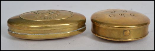 A vintage 20th century GWR railway transport related brass snuff box of circular form being