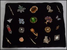 A collection of 20 costume jewellery brooches to include pictorial, rhinestone spray, pearl etc.