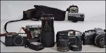 A good group of vintage camera, lenses and equipment to include a Sirus auto zoom no 910392 lens,