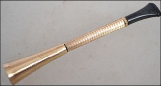 A 9ct gold vintage cheroot holder being hallmarked for Birmingham 1982 with ebonised mouthpiece.