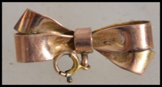 A 9ct gold hallmarked ladies brooch in the form of a bow. Pin verso with Chester hallmarks. Total