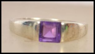 A hallmarked 9ct gold ring set with a contemporary