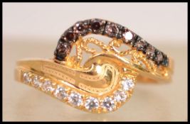 A hallmarked 21ct gold designer ladies ring by L'Azurde. The ring being set with chocolate and white