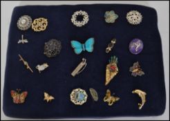 A good group of 20 costume jewellery brooches to include floral, rhinestone spray, pictorial