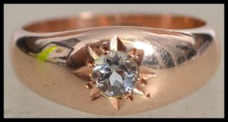 A 9ct gold band ring with white stone in a star se