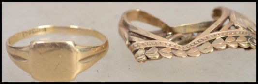 A 9ct gold hallmarked gents signet ring bearing Chester hallmarks. Size R, weight 1.7g together with