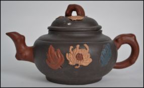 Chinese Yixing squat circular teapot having a drag